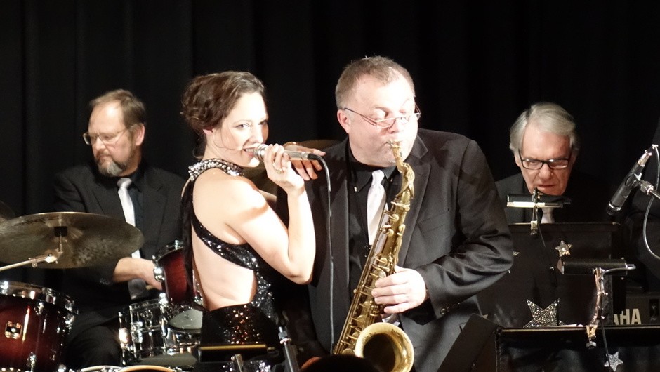 Jazzband mit Sängerin und Saxofon auf der Bühne